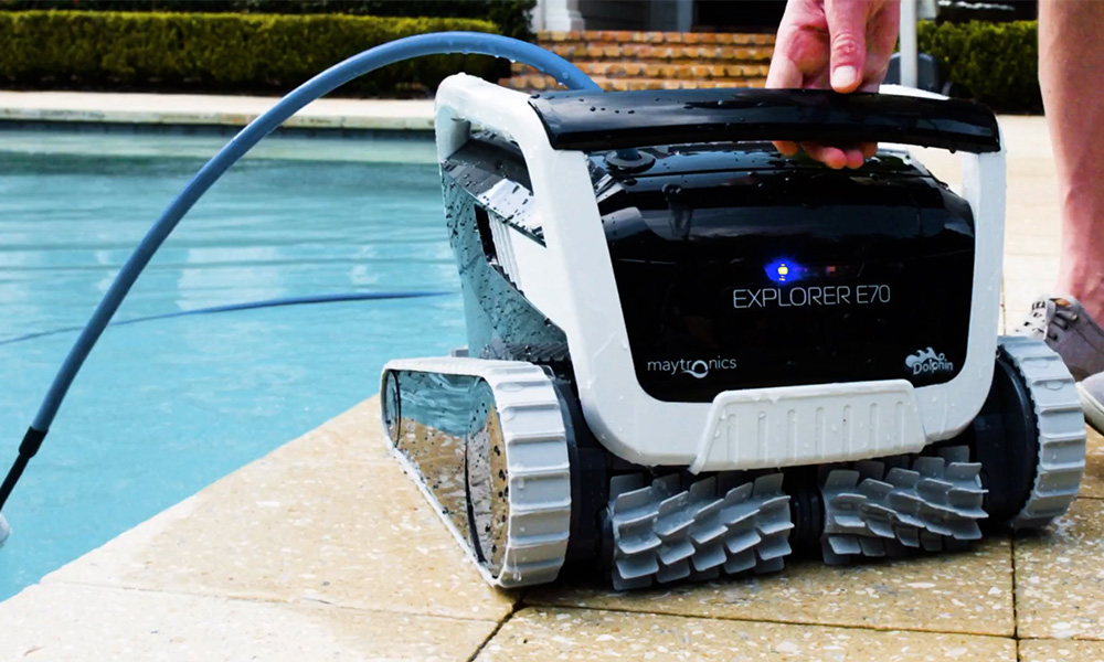 Dolphin Explorer E70 Poolside